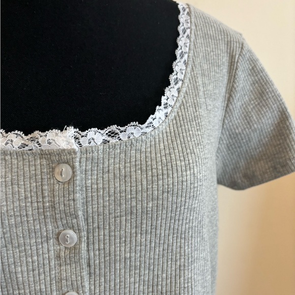 NWT Aeropostale Women’s grey button up crop top. Size Extra Large - Picture 2 of 7